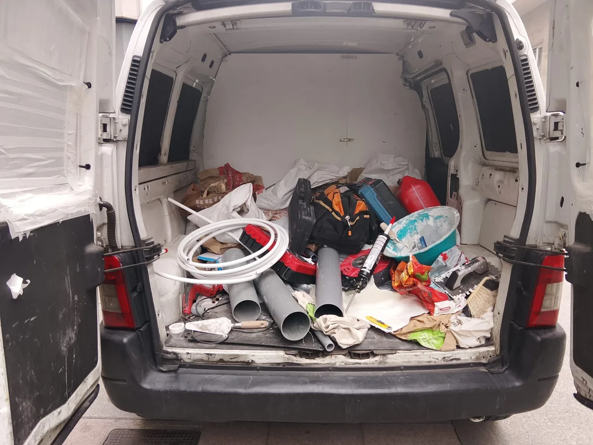 Herramientas y materiales profesionales de fontanería: tubos, accesorios y equipo