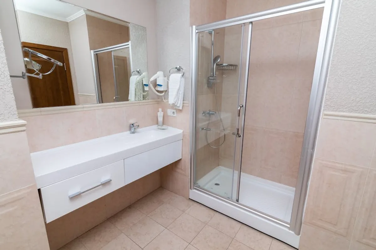 Baño moderno tras cambio de bañera por plato de ducha